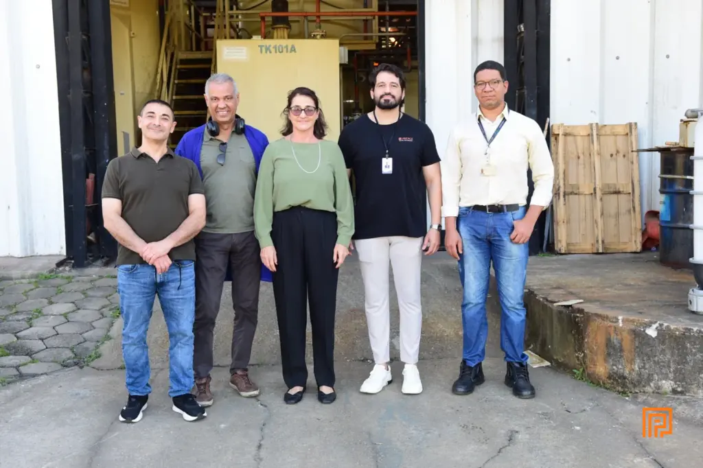 Equipe da PBENGE aplicando a engenharia de excelência no planejamento de obras industriais complexas.
